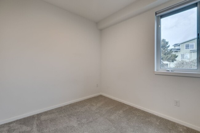Building Photo - Queen Anne West Townhome with A/C Availabl...