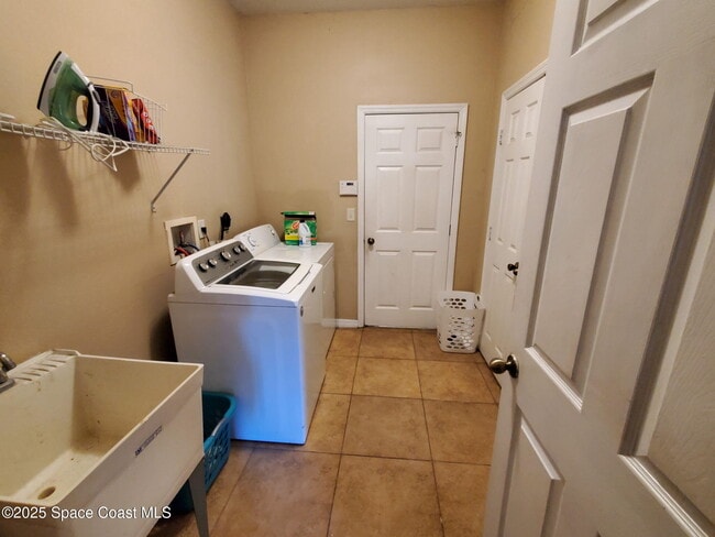 Building Photo - 561 Lambert St SW