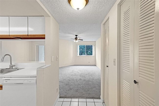 Building Photo - 9901 Westview Dr