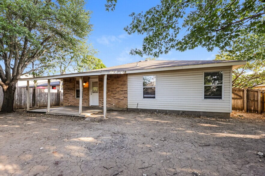 Building Photo - 548 Magdalen Ave