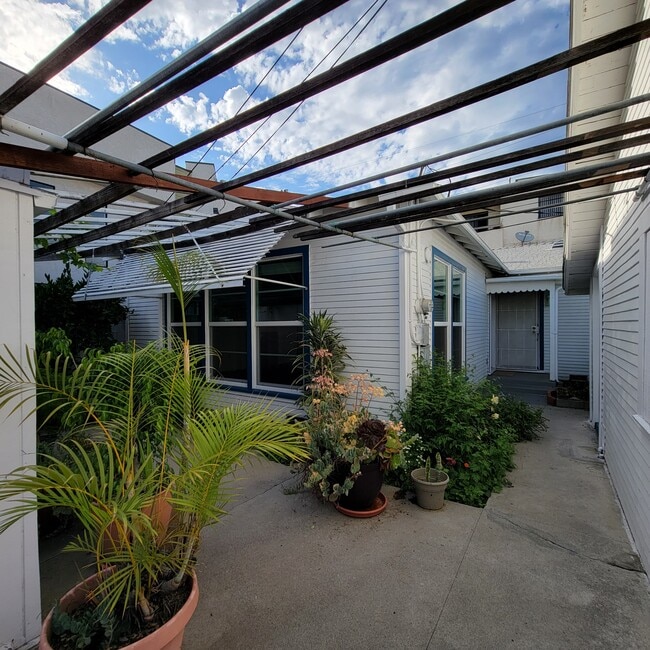 Building Photo - 1331 Barrington Way