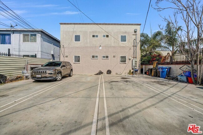 Building Photo - 5319 1/2 Normandie Ave