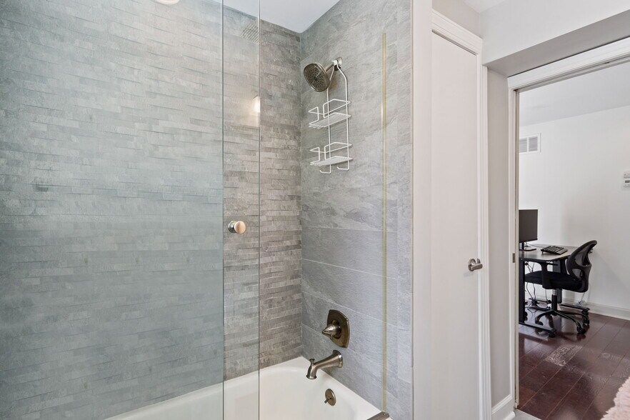 Building Photo - 710 Clymer St