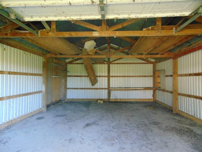 Building Photo - Fayette Family Farm House!