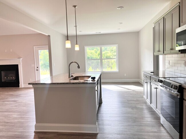 Building Photo - 8024 English Ivy Ct