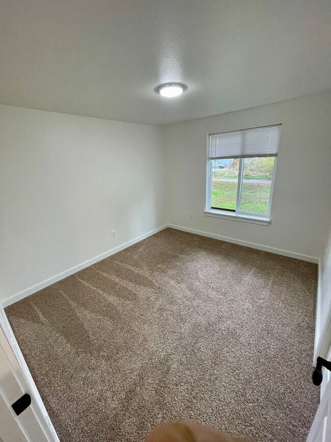 Building Photo - Charming 4-Bedroom with Open Floor Plan & ...