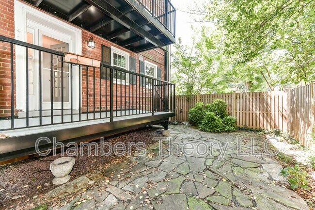 Building Photo - 3057 S Buchanan St