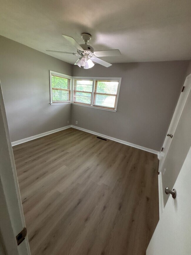 Building Photo - Spacious 4 bedroom 1 bathroom single family home
