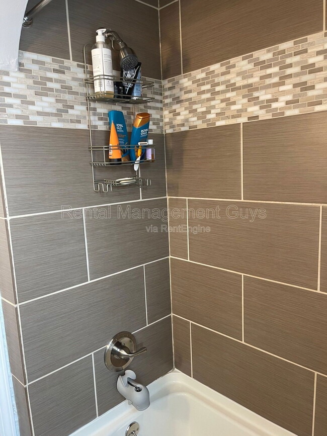 Building Photo - 4119 N Sheridan Ave