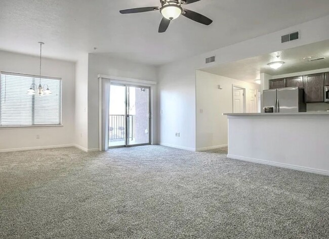 Building Photo - Wonderful Sandy Condo Near Hale Center The...