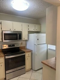 Building Photo - 9993 Three Lakes Cir