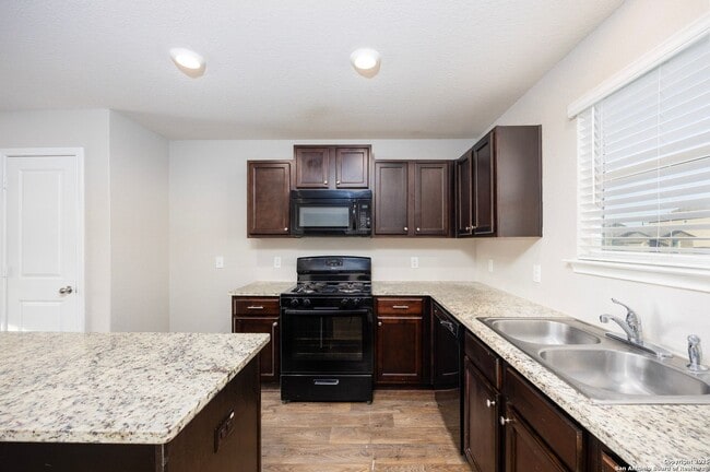 Building Photo - Move in Ready 3 Bedroom Two-story Home