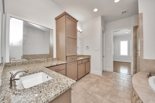 Building Photo - 2606 Madeline Grove Dr