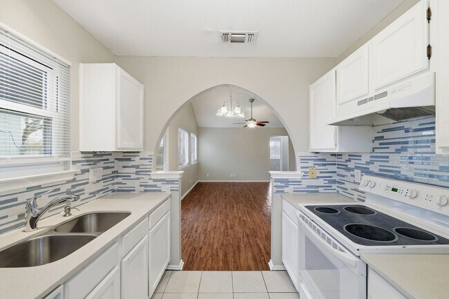 Building Photo - Northwest Crossing Retreat with Greenbelt Views