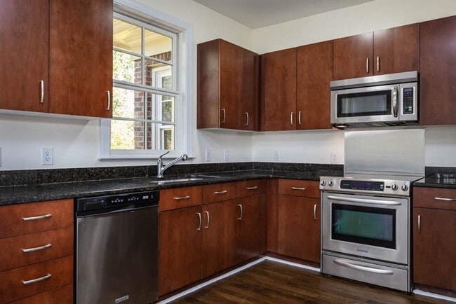 Building Photo - The BEST North Hills Condo!