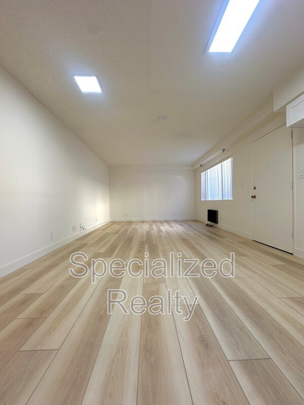 Building Photo - 342 E Providencia Ave