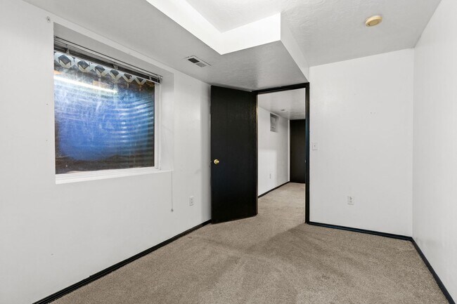 Building Photo - NorthEast Spokane Home - Beautifully Updated