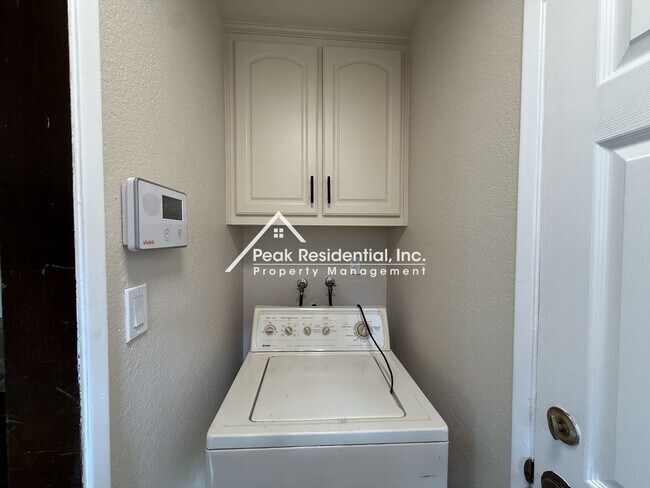Building Photo - Spacious 3bd/2ba Carmichael Home With Sun Room