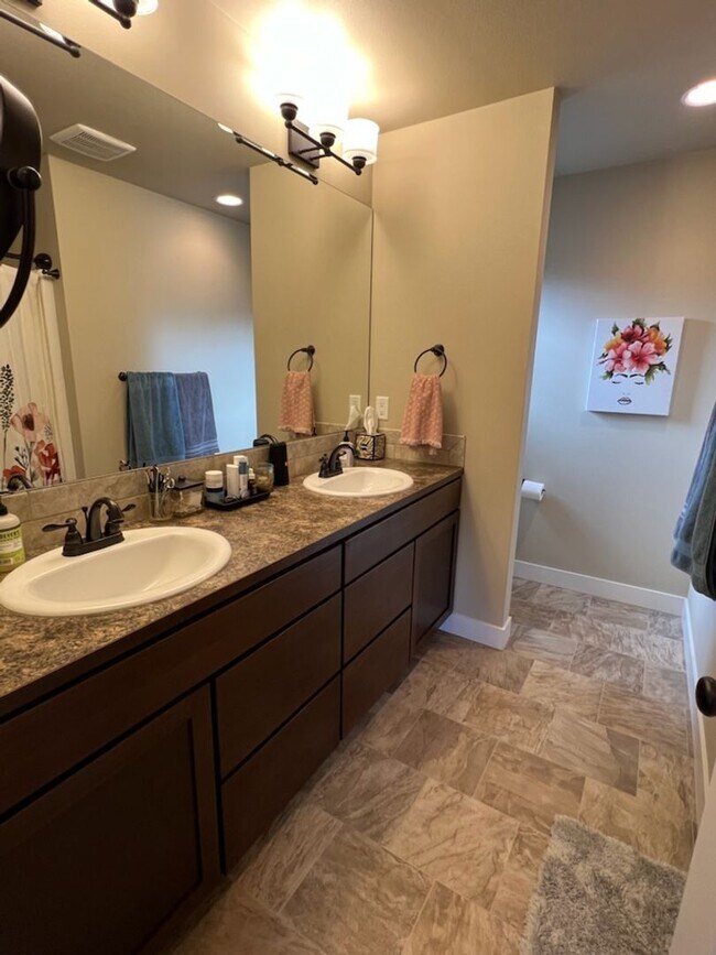Building Photo - Beautifully constructed! 3 bed/2.5 bath ho...