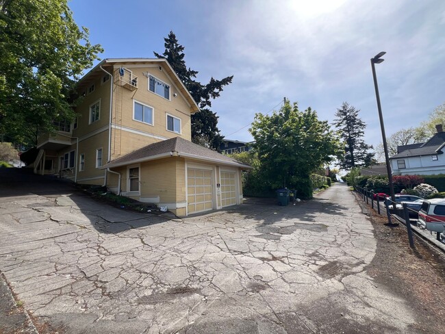Building Photo - Studio apartment near WWU!