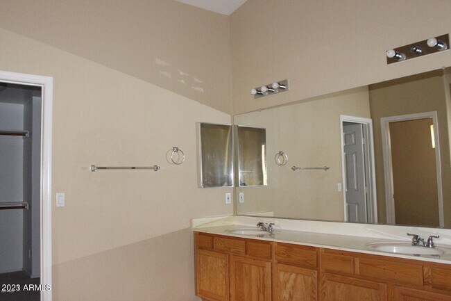 Building Photo - 8611 W Alex Ave