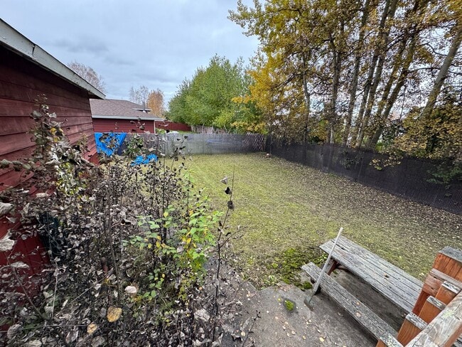 Building Photo - Large 4 bedroom 4 bath 2 Car Garage in mid...