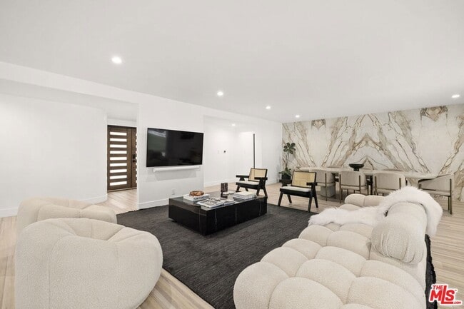 Building Photo - 9289 Swallow Dr