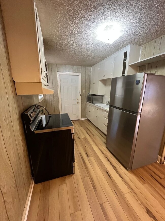 Building Photo - 3158 S 6th St