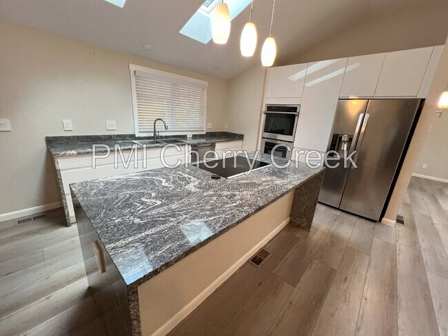 Building Photo - 3000 S Holly Pl