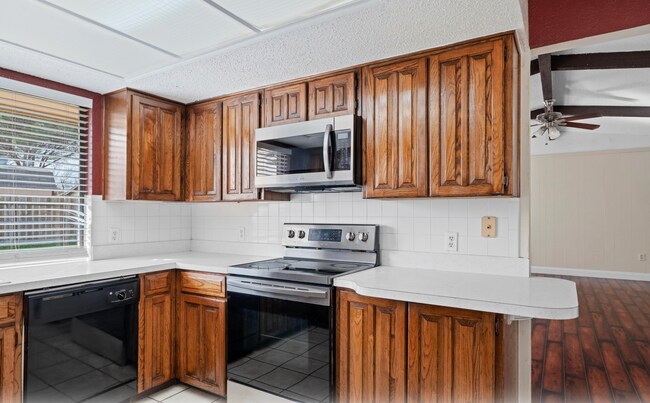 Building Photo - 2321 Parkside Dr