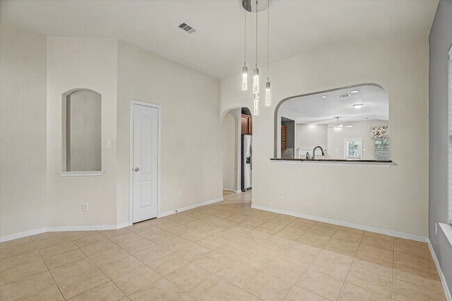 Building Photo - 623 W Newport Bend