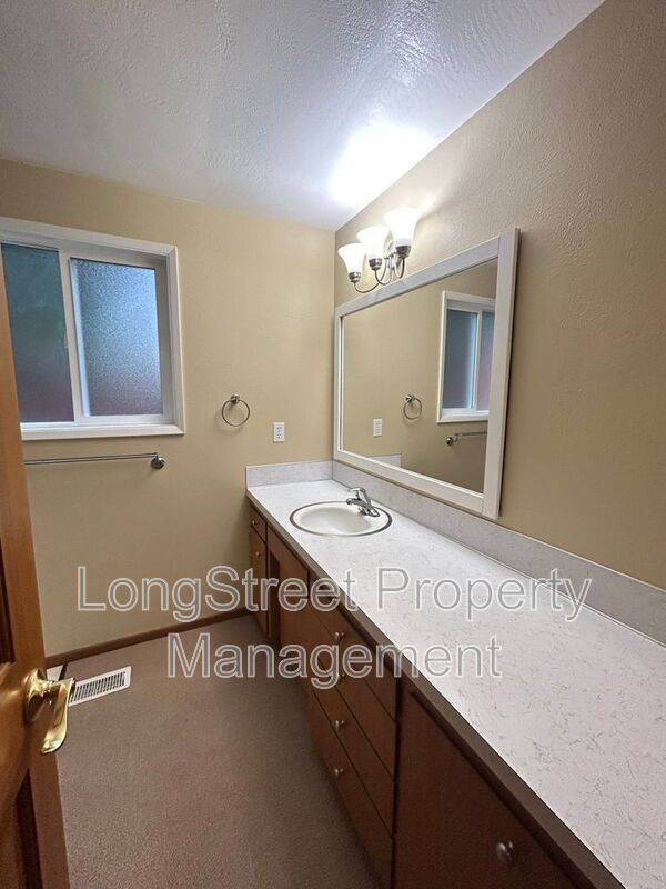 Building Photo - 3325 NW Circle Blvd