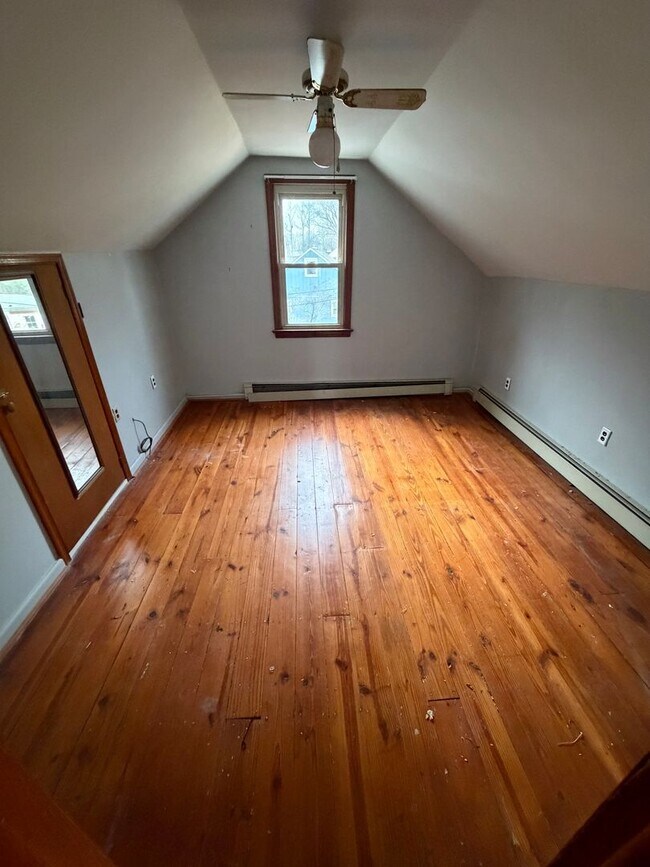 Building Photo - Spacious 4BR in a Quiet, Private Pocket