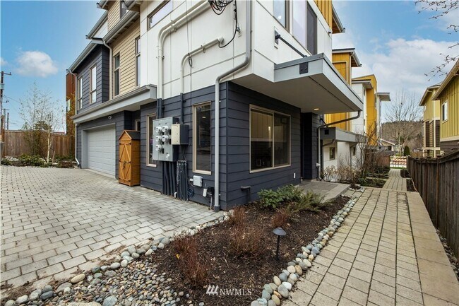 Building Photo - 5206 Delridge Wy SW