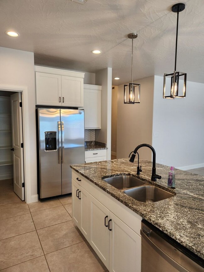 Building Photo - Beautiful Pet-Friendly 4-BR Home in Hurricane