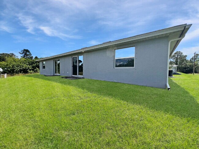 Building Photo - Move-In Special! Half Month FREE – APPLY b...