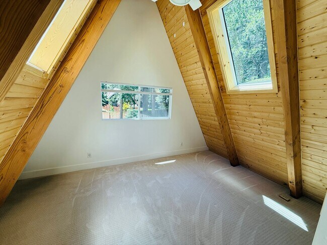 Building Photo - 3 bed 2 bath home for rent in South Lake Tahoe