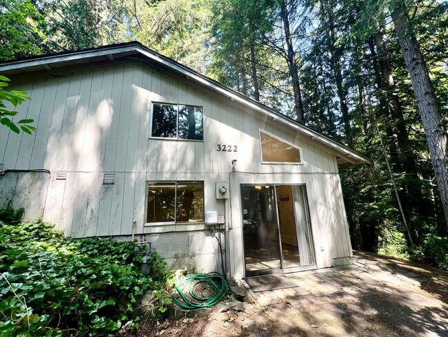 Building Photo - Relaxed 2-Bed, 1.5-Bath Home in a Quiet Gig Harbor Spot