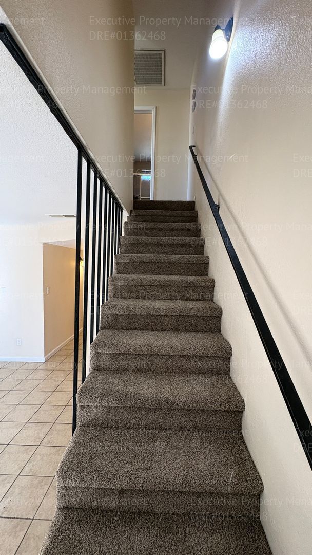 Building Photo - 3 bedroom/ 1.5 bathroom townhome