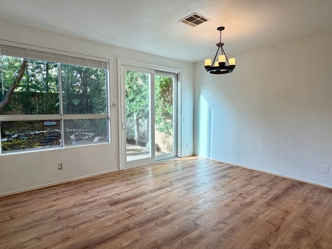 Building Photo - Beautiful 3 bed 2.5 bath home in Oak Park!