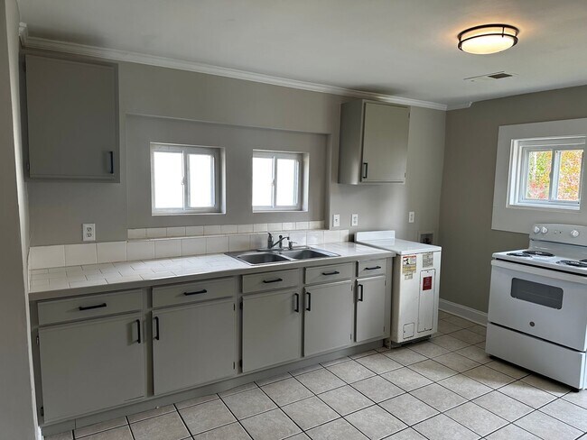 Building Photo - AVAILABLE SOON! Charming Updated 2 Bed, 1 bath Bungalow!