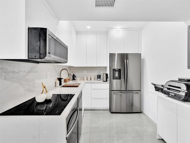 Building Photo - 3731 N Country Club Dr