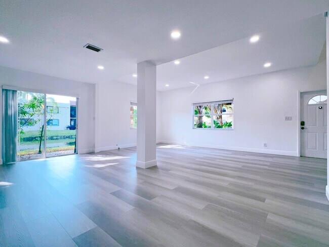 Building Photo - 549 Racquet Club Rd
