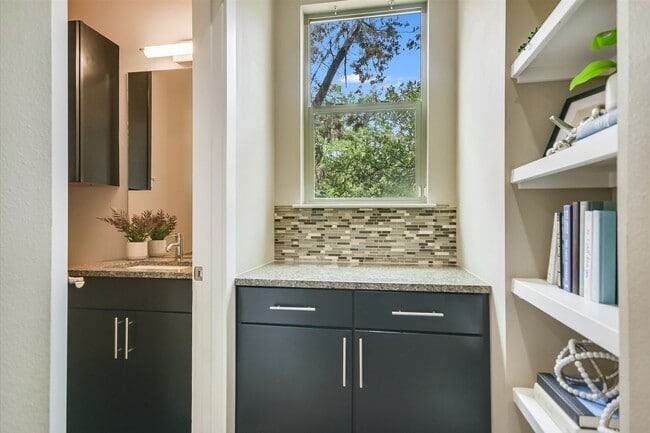 Building Photo - Lovely Hillside Condo on 2222