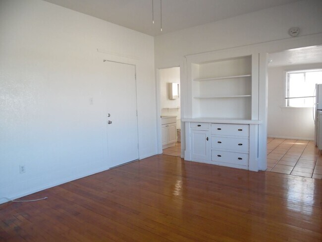 Building Photo - Point Loma 1BR 1BA A/C-Open Floor Plan-Beautiful Wood Flooring-Parking