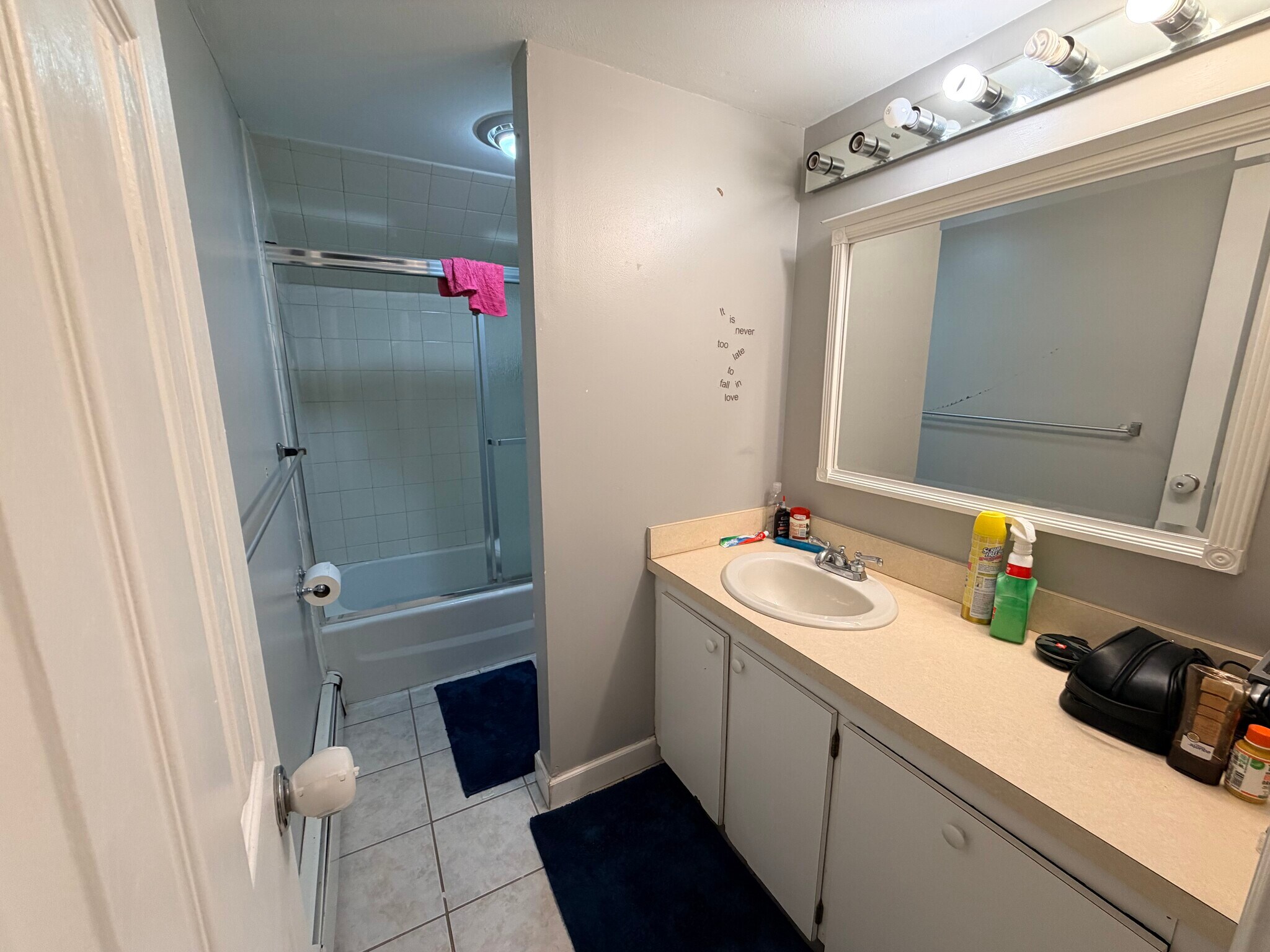 Common Bath - 2 Stevens Pl