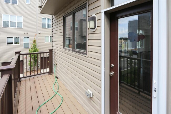 Building Photo - Luxury END-UNIT garage townhouse - 4BD/4.5BA!