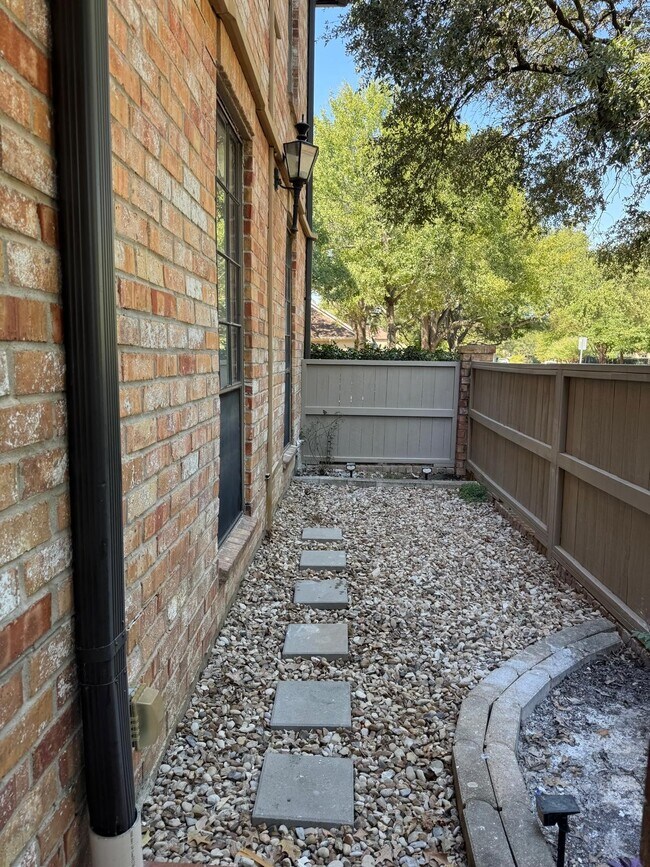 Building Photo - 2425 Underwood St