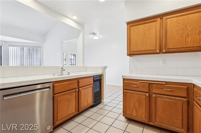 Building Photo - SPACIOUS 3BEDROOM SINGLE STORY TOWNHOME IN...