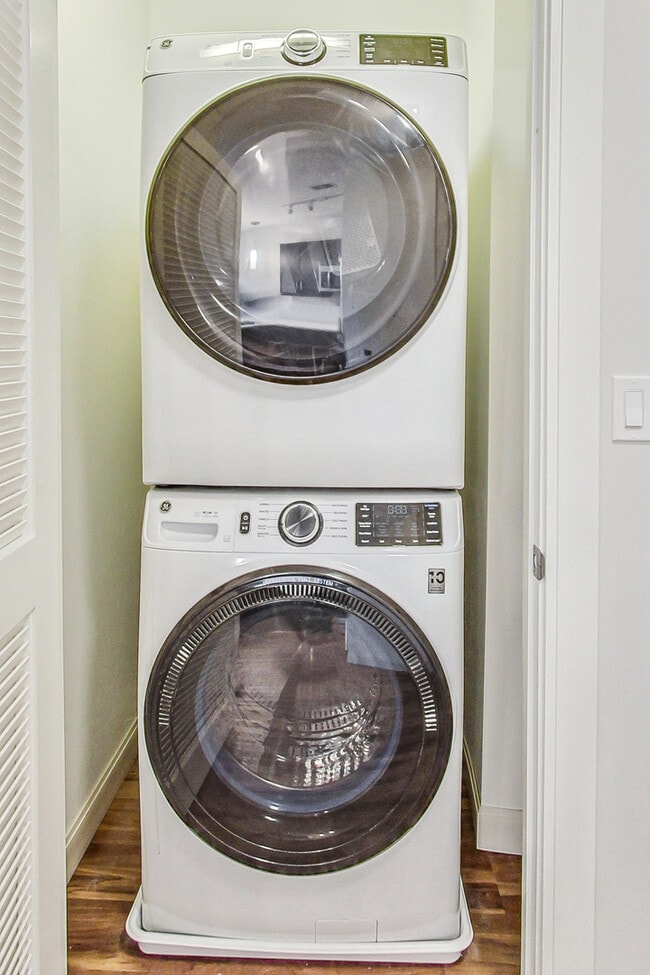 Building Photo - 555 Roger Williams Ave